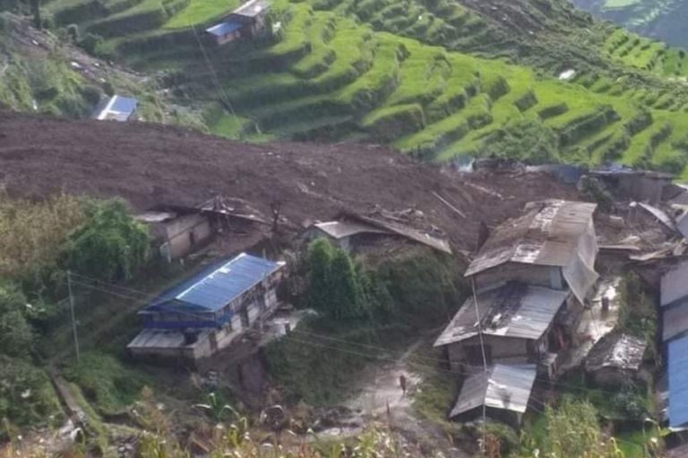 सिन्धुपाल्चोकमा पहिरो : १३ घर पुरिए, ५ घरका सदस्य बेपत्ता