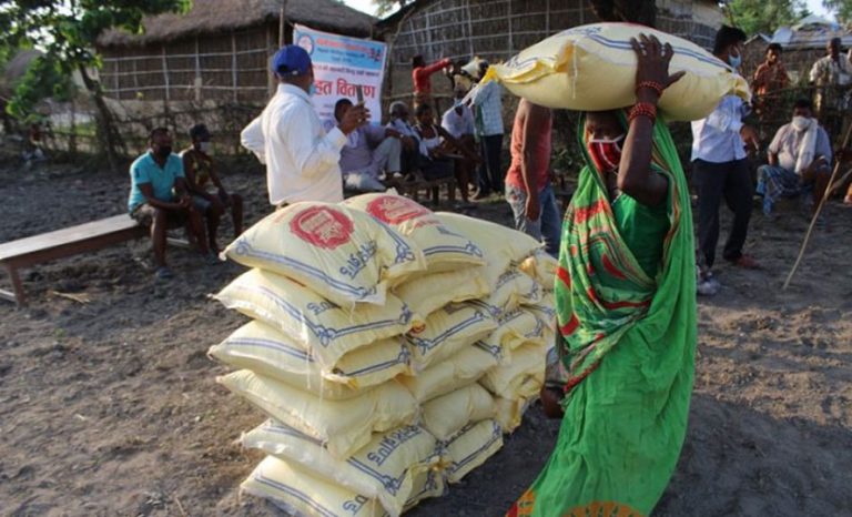 कोरोना र बाढी प्रभावित ५९७ परिवारलाई खाद्यान्न