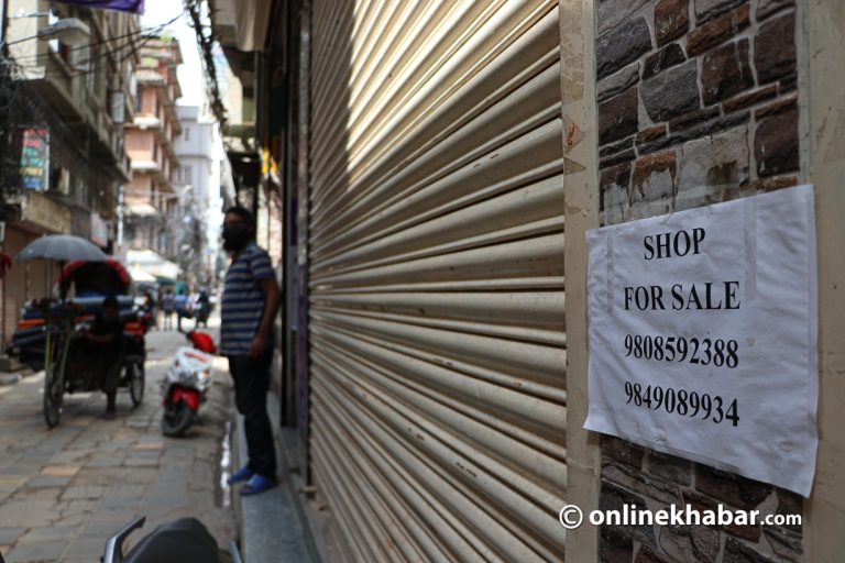 काठमाडौंमा मुख्य बजारका सटर धमाधम खाली हुँदै