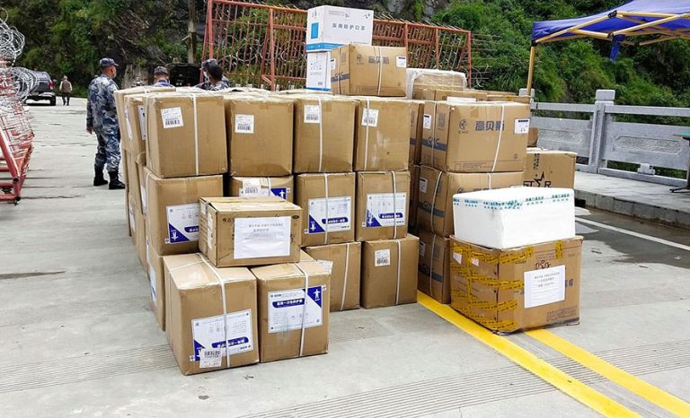 चीनद्वारा सिन्धुपाल्चोकलाई स्वास्थ्य सामग्री सहयोग   