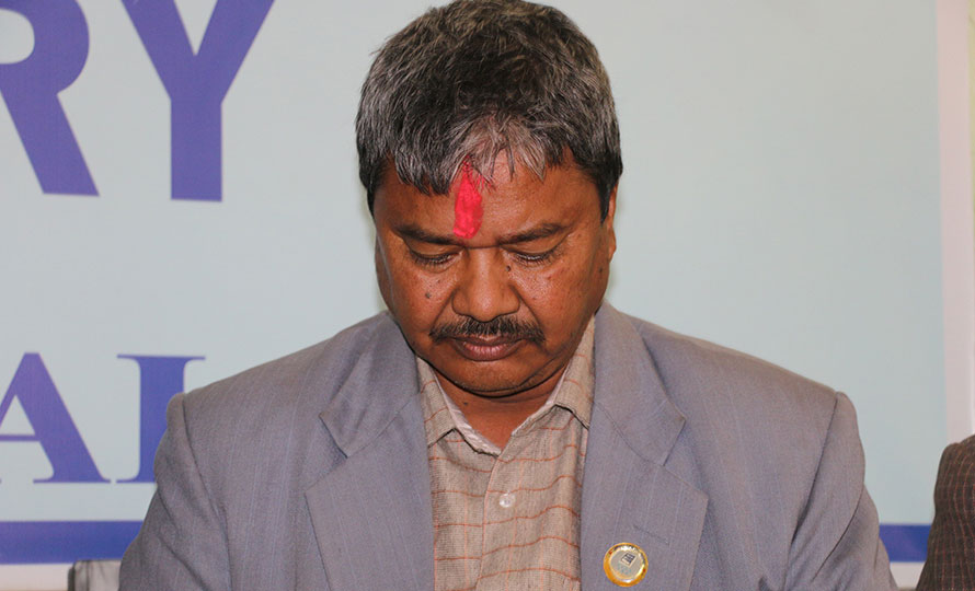 लुम्बिनीमा डिल्ली चौधरीलाई मुख्यमन्त्री बनाउन ८ दलले हस्ताक्षर बुझाउँदै  – HamroAwaj