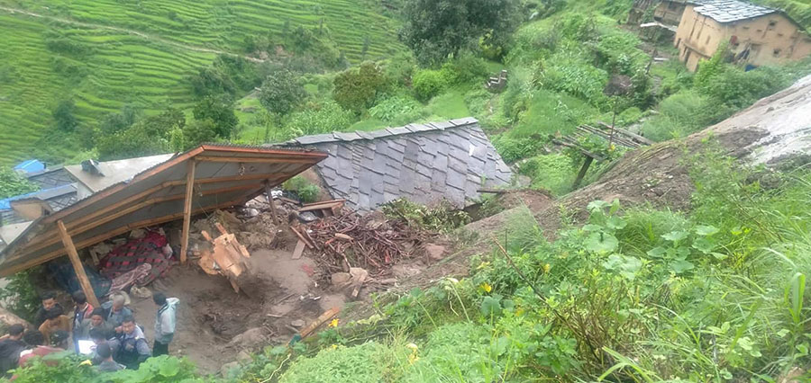 कालीकोटको महाबैमा पहिरो, वडा सदस्यको घर पुरिँदा ६ जनाको मृत्यु