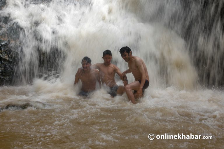 गोदावरीमा झरनाको मज्जा (फोटो फिचर)