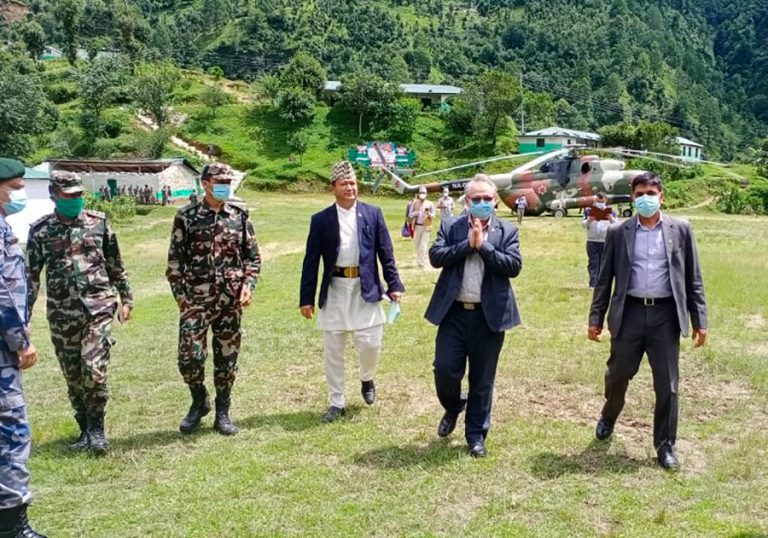 बाढी प्रभावित क्षेत्रको अनुगम गर्न बाजुरा पुगे गृहमन्त्री
