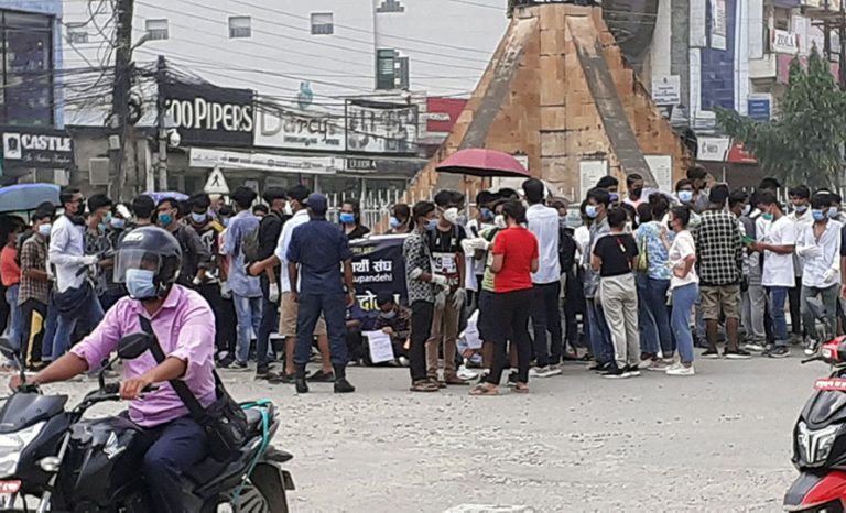 कक्षा ११ को परीक्षा लिन लागेको भन्दै रुपन्देहीमा विरोध प्रदर्शन
