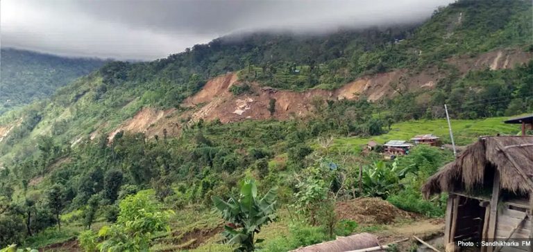 अर्घाखाँचीको ढुंगेशेरामा ६ घर भत्किए, २० घर उच्च जोखिममा