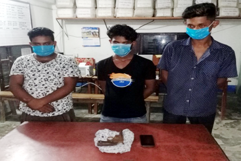 सिरहाबाट पेस्तोलसहित ३ जना पक्राउ