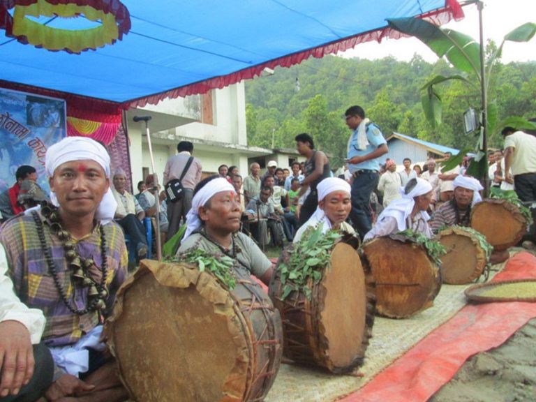 चेपाङ समुदायले घरमै बसेर राष्ट्रिय पर्व न्वागी मनाउँदै