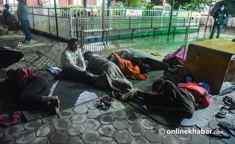कोरोना परीक्षण गर्न यो हदको सास्ती, अस्पताल परिसरमै ओच्छ्यान