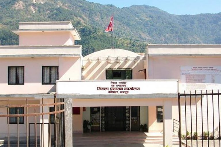 विद्यार्थीलाई पढाए कारबाही गर्ने लमजुङ प्रशासनको चेतावनी