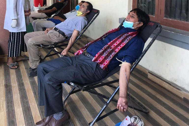 धुम्बाराहीमा अनेरास्ववियूको रक्तदान