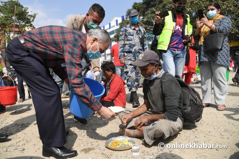 खुलामञ्चमा खाना बाँड्दै बाबुराम भट्टराई
