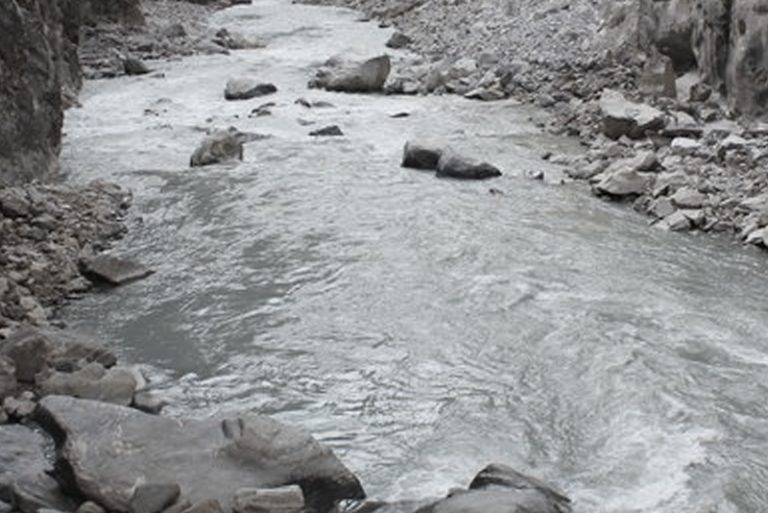 काठको साँघु तर्ने क्रममा नदीमा खसेर दुई बेपत्ता