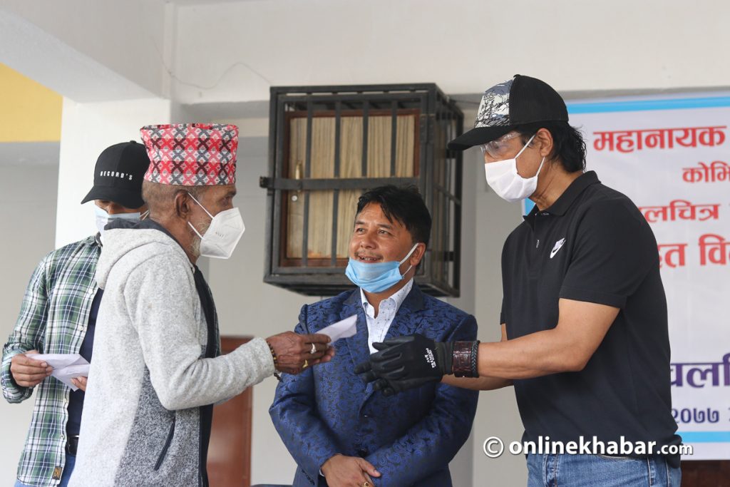 ११३ जना प्राविधिकलाई राजेश हमालले गरे जनही ५ हजार सहयोग
