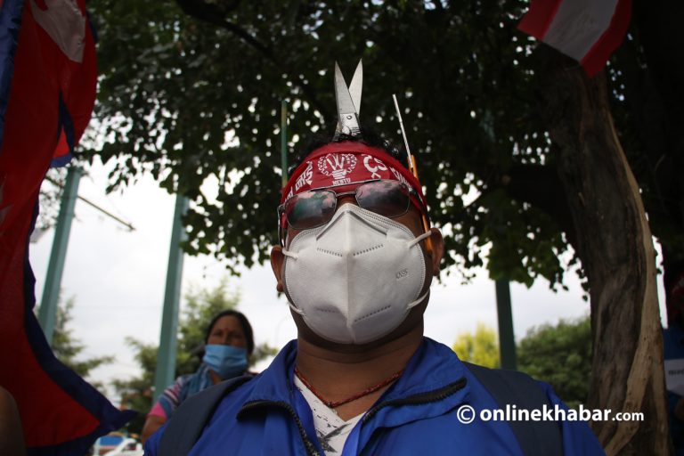 व्यवसाय खोल्न पाउनुपर्ने माग गर्दै सैलुन व्यवसायी सडकमा