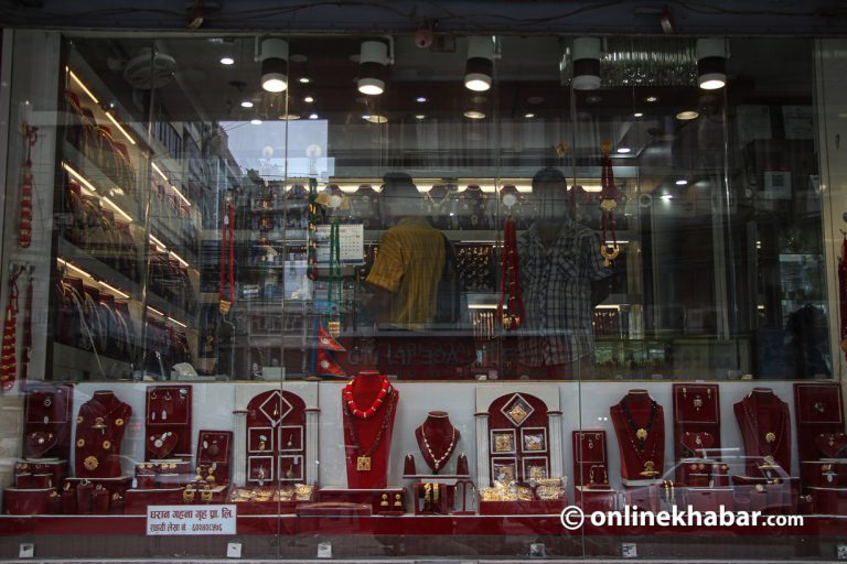 सुनको भाउ घट्यो, चाँदी बढ्यो