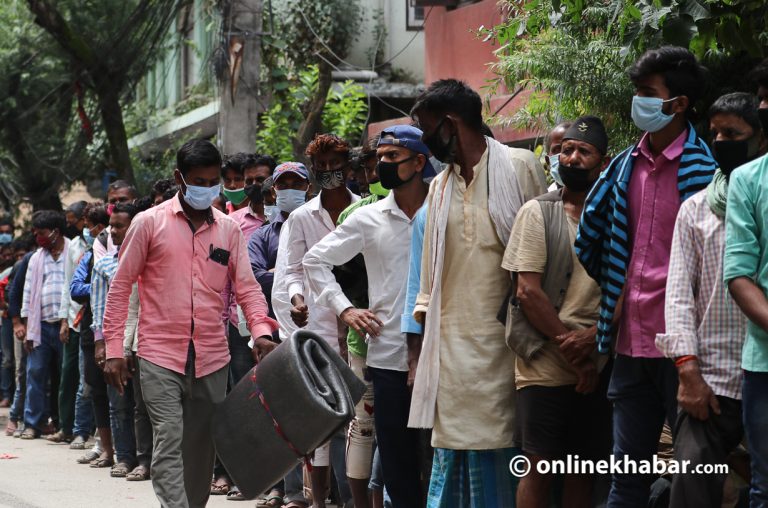 पीसीआरका लागि रातभर लाइन !