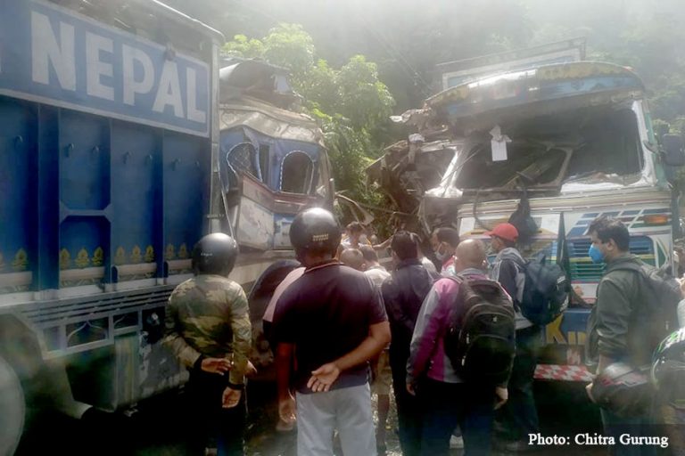 नारायणगढ–मुग्लिन खण्डमा दुई ट्रक ठोक्किँदा चार जना घाइते