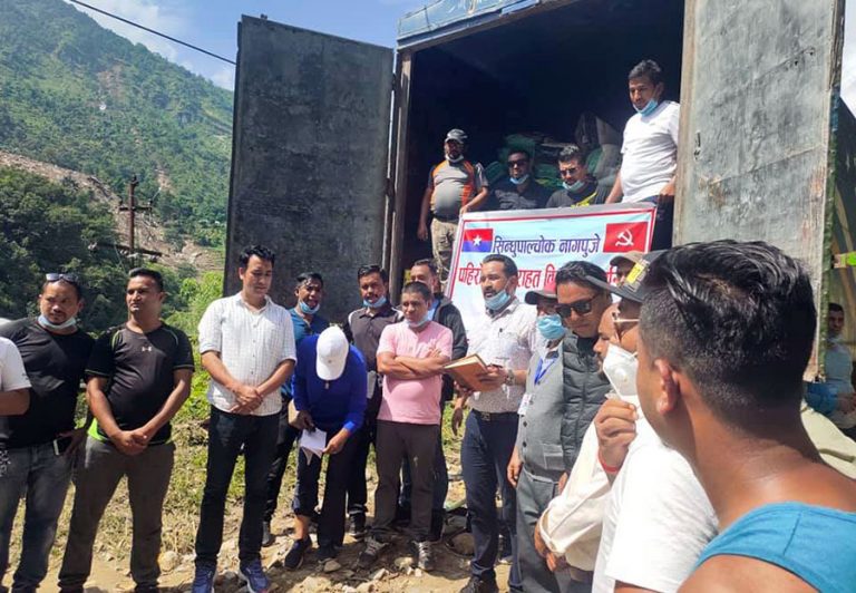 सिन्धुपाल्चोकका पहिरो पीडितलाई युवा संघको राहत