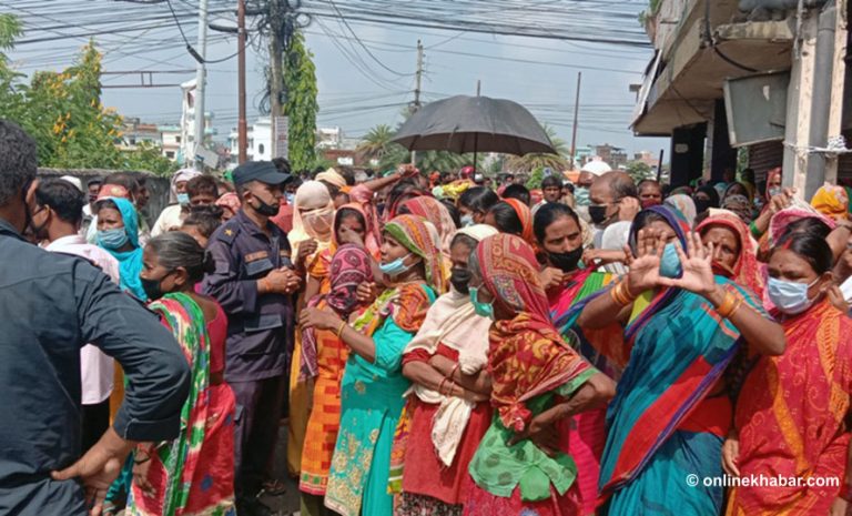 पर्सामा प्रहरी कार्यालयबाहिर राहत लिन आउनेको भिड