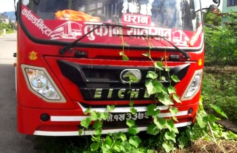 सार्वजनिक यातायातको संकट : गाडीमा खिया, व्यवसाय छिया-छिया