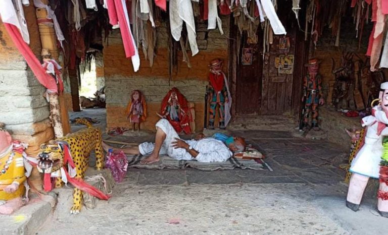 प्रहरीले मध्यरातमा डा. केसीलाई अस्पताल पुर्‍यायो, उपचार नलिने अडान