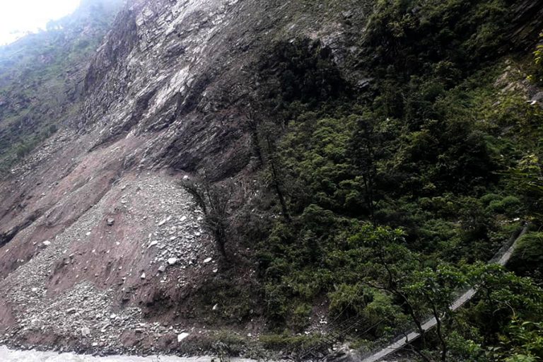 ‘गोरखामा पहिरो गएको हो, नदी थुनिएको छैन’