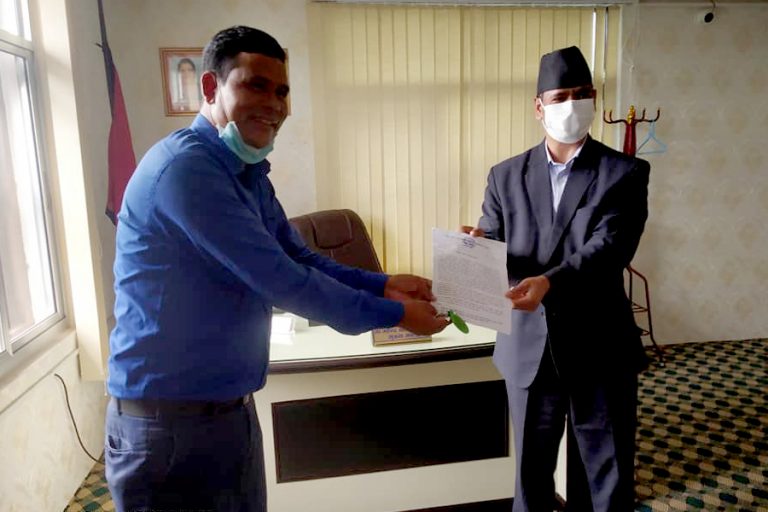 कर्णालीका निजी विद्यालय सञ्चालकले मुख्यमन्त्रीलाई बुझाए तालाचाबी