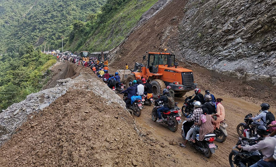 दशैंमा पनि मर्मत भएनन् जीर्ण राजमार्ग