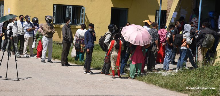किलोको ६० रुपैयाँमा प्याज किन्न थापाथलीमा लाइन