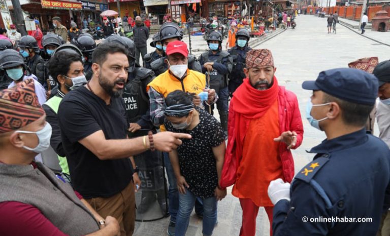 देशभरका मन्दिर खोल्न माग गर्दै पशुपति क्षेत्रमा प्रदर्शन