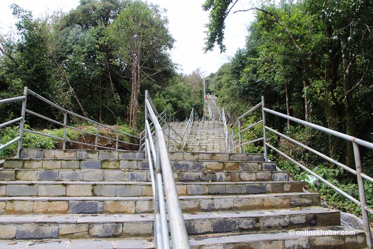 सिँढी निर्माण भएपछि चिटिक्क बन्यो रेसुङ्गाको पैदल मार्ग