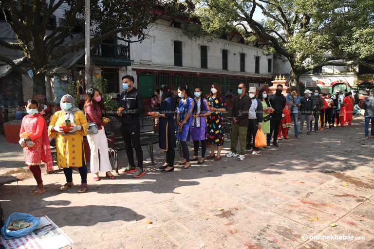 उपत्यकाका शक्तिपीठमा सामाजिक दूरी कायम राखी भक्तजनलाई दर्शन