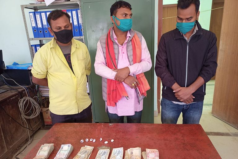 बाँसघारीमा जुवा खेलिरहेका तीन जना ३ लाखसहित पक्राउ