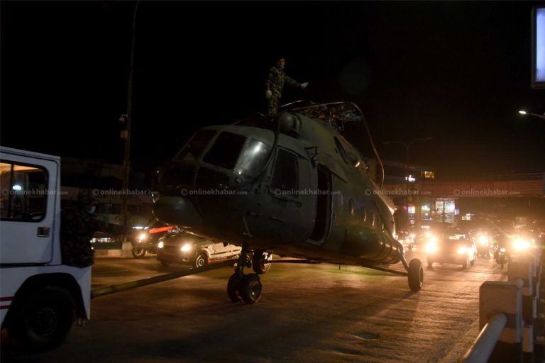 एमआई १७ हेलिकप्टर सडकमा गुडाएर खरिपाटी पुर्‍याइयो, तस्वीरहरु