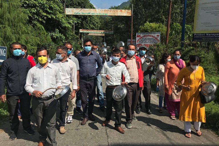 त्रिविका आंशिक प्राध्यापक दसैंको मुखमा थाल ठटाउन बाध्य