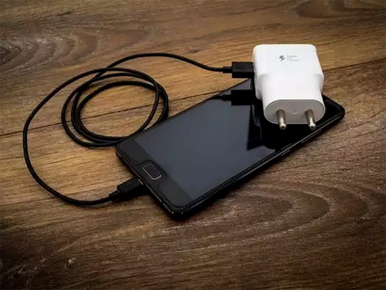 एप्पलकै बाटोमा सामसुङ, स्मार्टफोनसँग चार्जर र इयरफोन नदिने