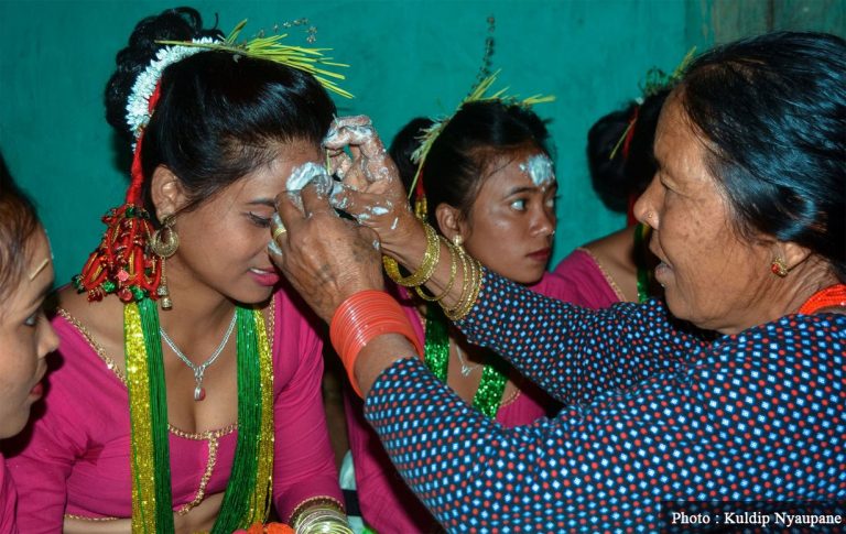 थारु समुदायको मौलिक दसैं, नवमीमै सेतो टीका र सखिया नाच