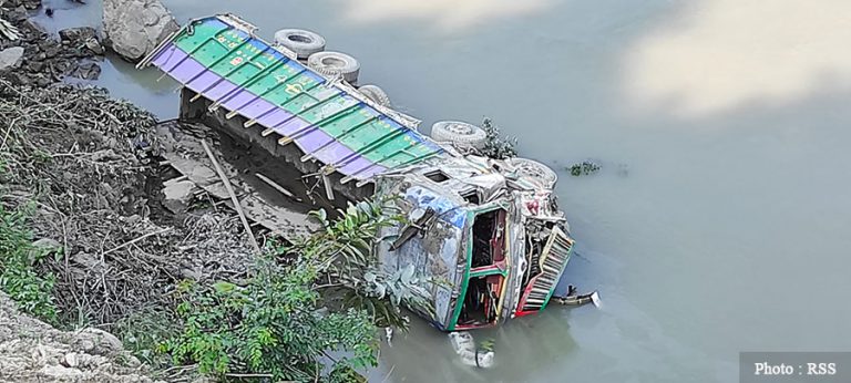 मर्स्याङ्दीमा ट्रक खस्दा दुईको मृत्यु