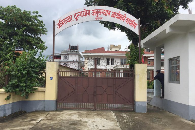 ४ लाख घुस लिएको आरोपमा प्रहरी हवल्दार दम्पती पक्राउ