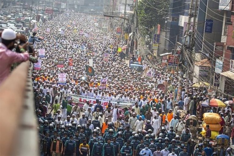 बंगलादेशमा फ्रान्सेली सामान बहिष्कारको माग गर्दै प्रदर्शन