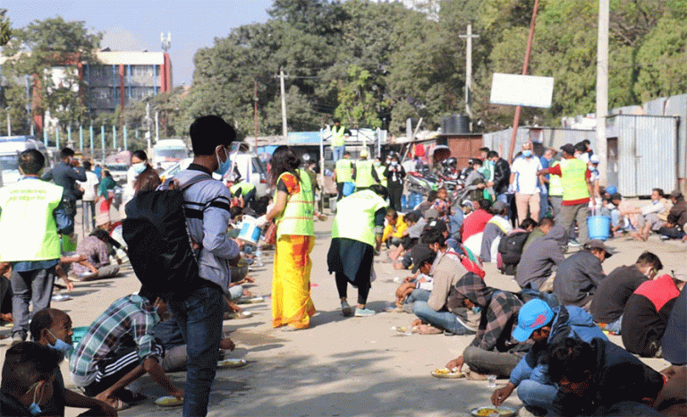 खुलामञ्चमा मजदुरलाई टीका र दक्षिणा