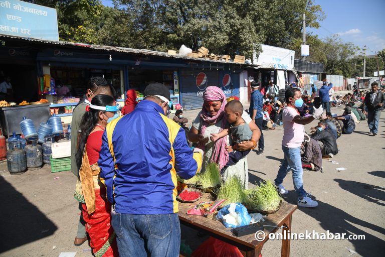 खुलामञ्चमा मजदुरलाई टीका र दक्षिणा (फोटो फिचर)