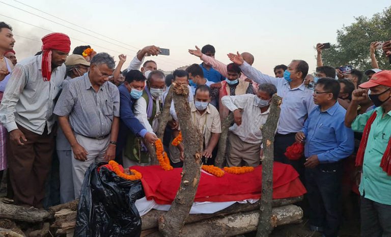झडपका क्रममा मारिएका मुकेशको ८ दिनपछि अन्त्येष्टि