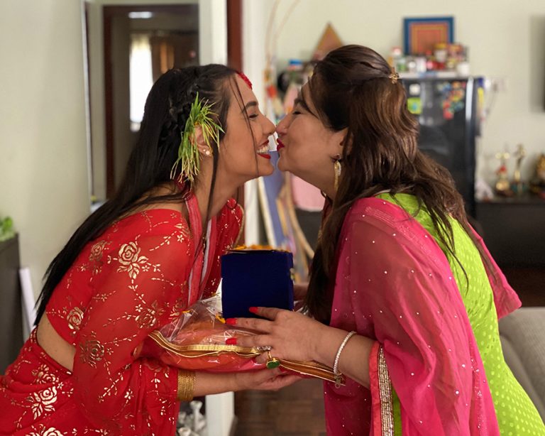 यस्तो देखियो बिहेपछि प्रियंका–आयुष्मानको पहिलो दशैं