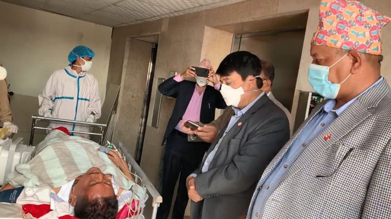 दुर्घटनामा घाइते व्यवसायीको हेलिकोप्टरबाट उद्धार