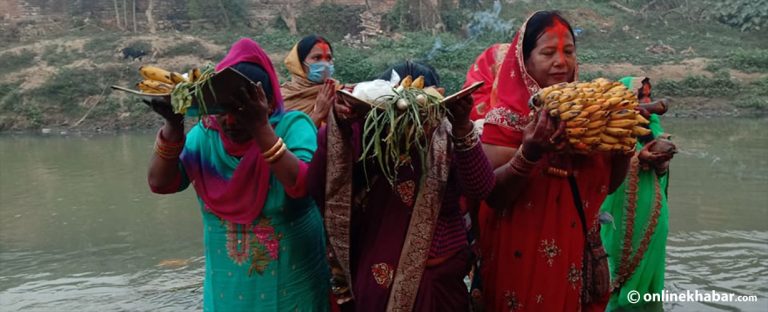 उदाउँदै गरेको सूर्यलाई अर्घ दिएपछि सकियो छठ