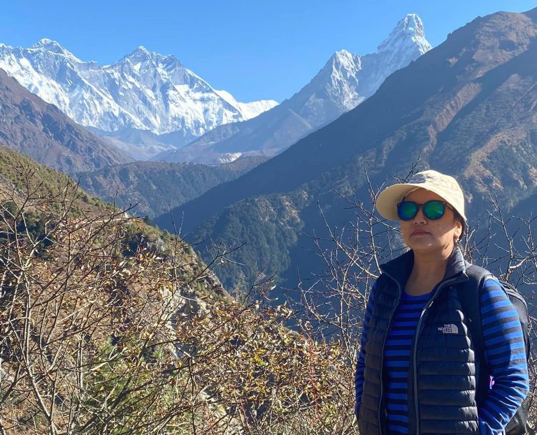 ‘पर्यटन सुन्दरी’ छिरिङ आमादब्लम हिमाल चढ्दै