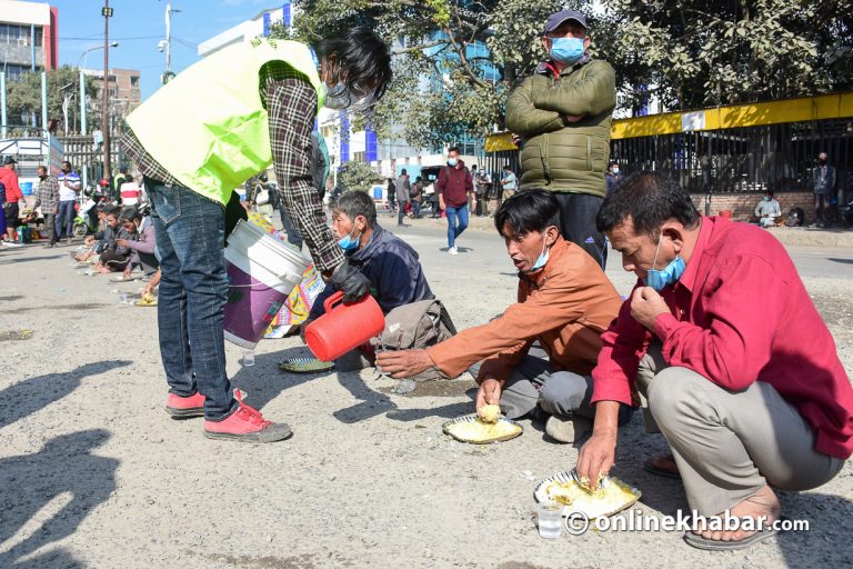 खुलामञ्चमा निःशुल्क खाना खुवाउने अभियान जारी