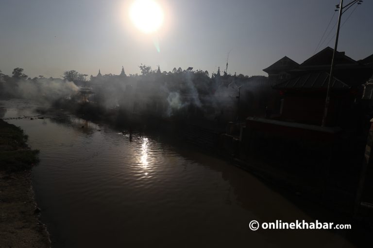 पशुपतिमा शव जलाउन पनि घण्टौं कुर्नुपर्ने !